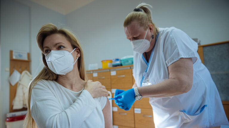 Šíření covidu v ČR zpomaluje, naočkováno je přes 70.000 lidí