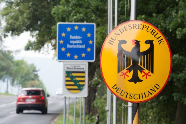 Na hranicích s Německem začaly přísné kontroly, zatím bez front