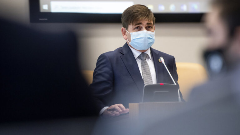 Hejtman hradeckého kraje vyzývá studenty k pomoci v nemocnicích