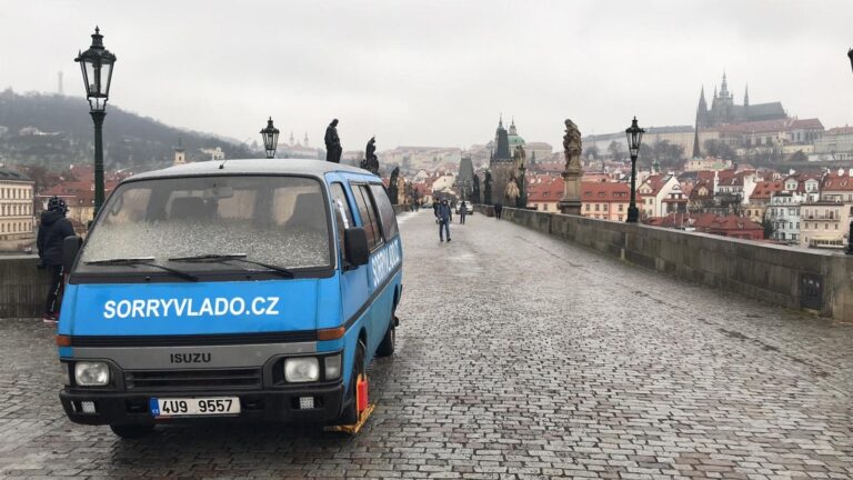 Na Karlově mostě parkují tři auta na protest proti vládě