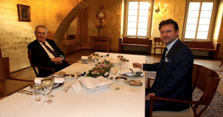 Na Hradě začal novoroční oběd Zemana s Vondráčkem