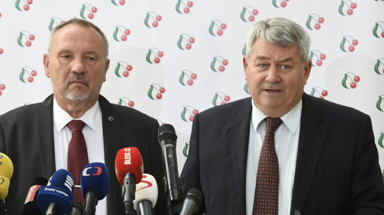 KSČM: Deset miliard má jít místo do nákupů na odměny v nemocnicích