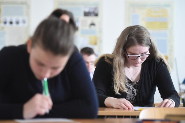 Zástupkyně škol: Ulehčení teoretické části maturit není potřeba