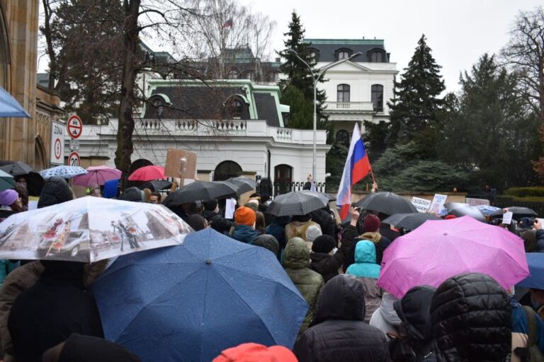 Asi 200 lidí se v Praze sešlo na protest proti zadržení Navalného