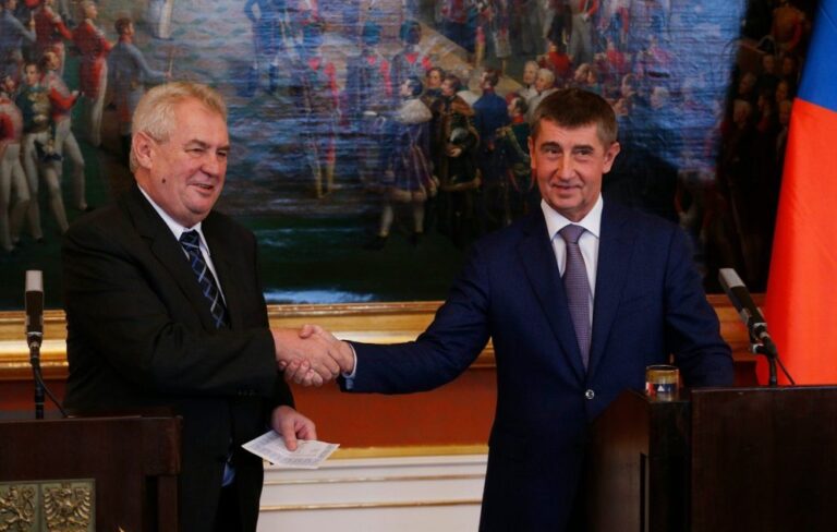 V Lánech začalo jednání Zemanova poradního týmu k rozpočtu