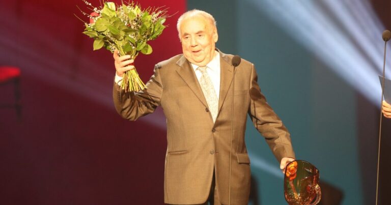 Na Vyšehradě se lidé rozloučili se zesnulým režisérem Filipem