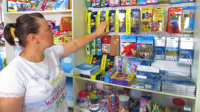 Obchody mohou znovu prodávat papírnické potřeby a dětské oděvy