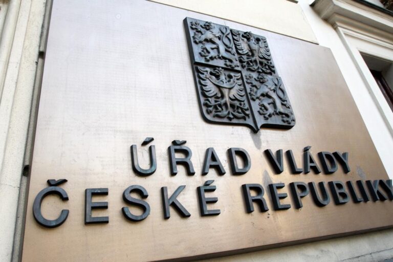 Šéfka úřadu vlády má covid, Babiš do karantény nešel, je očkovaný