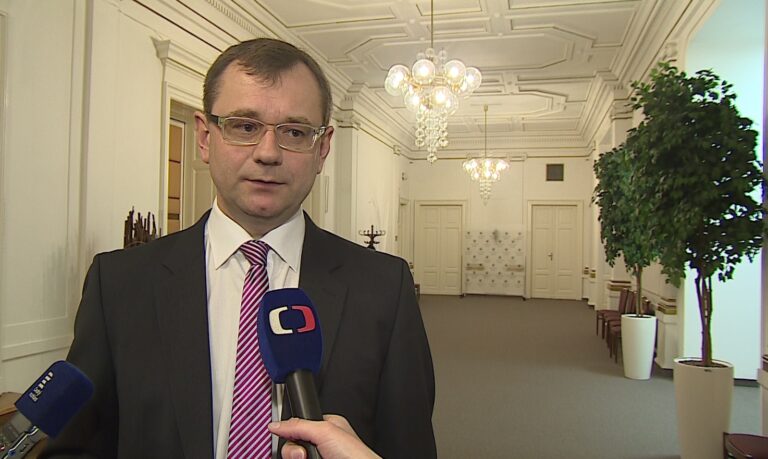 ÚS zrušil omezení zakazující maloobchodní prodej a služby