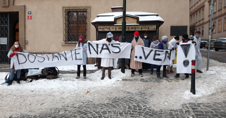 Studenti v pyžamech vyzvali k řešení situace ve školství