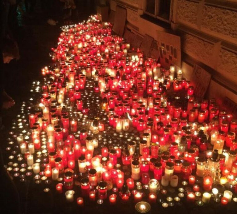 Studenti položili před MŠMT svíčky proti ohlášené úpravě maturit