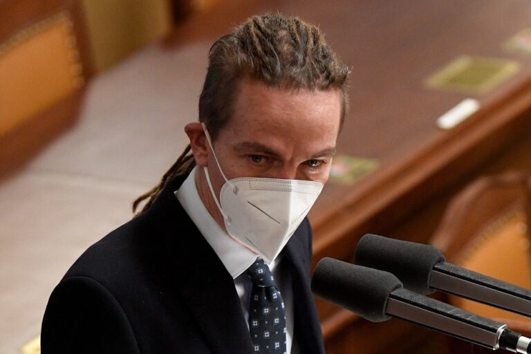 Piráti a STAN napíšou kvůli zatčení Prataseviče běloruské vládě