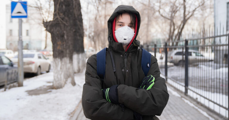Od pondělí budou na některých místech povinné respirátory, obchody neotevřou