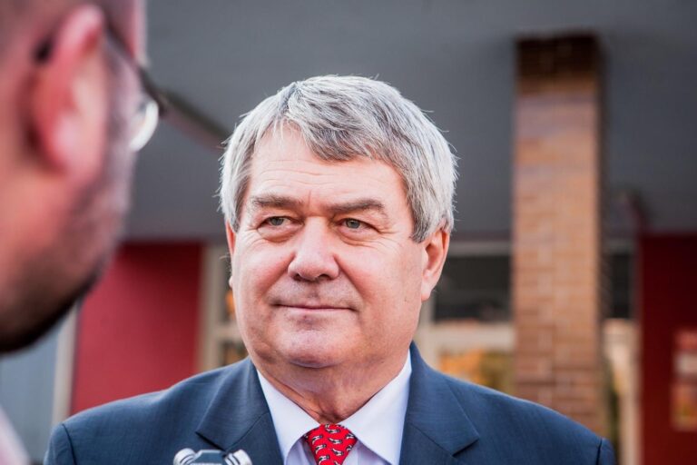 Komunisté projednají s ANO podporu, Filip předtím navštíví Hrad