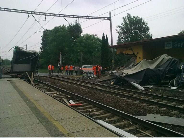 Srážka nákladních vlaků na Zlínsku zastavila dopravu na koridoru