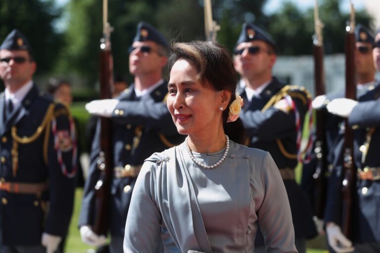 Barmská armáda zadržela vládu a vyhlásila v zemi výjimečný stav