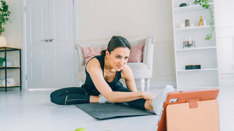 Fitness trenéři se díky pandemii stávají hvězdami sociálních sítí, vydělávají tak na omezení pohybu