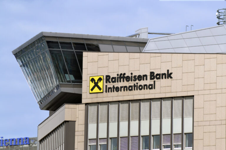 Jak Raiffeisen Bank International povzbuzuje Rusy bojující na Ukrajině