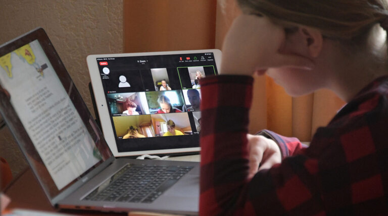 Plaga: Školy budou fungovat jako dosud i bez nouzového stavu