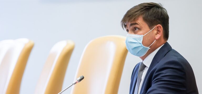 Hejtman hradeckého kraje kritizuje stát za informování o mutaci