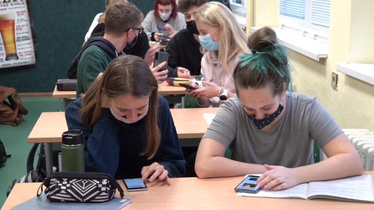 Maturanti by se od března mohli vrátit do škol s testy na covid