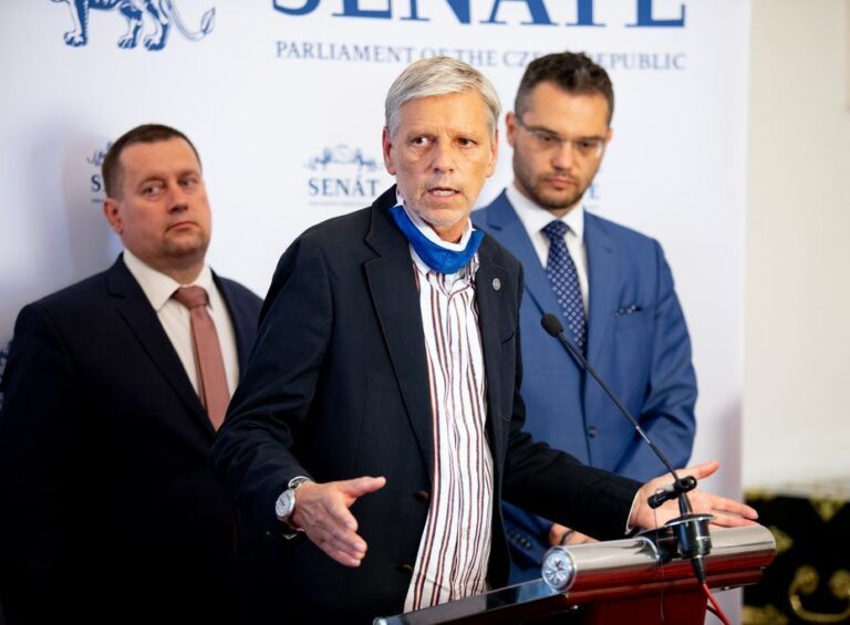 Senátoři asi do konce týdne napadnou přiměřenost nouzového stavu