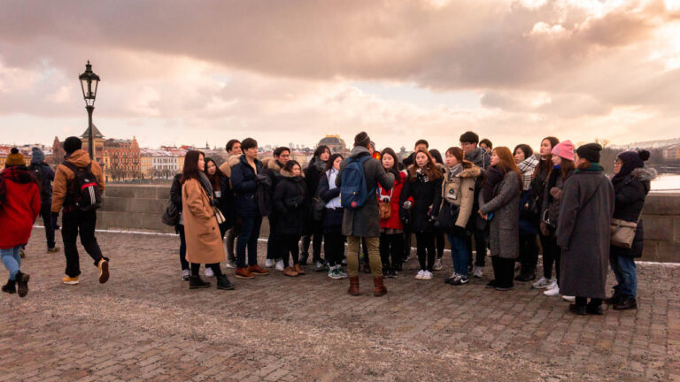 Turistů loni v ČR o polovinu ubylo, ubytovalo se jich 10,8 milionu