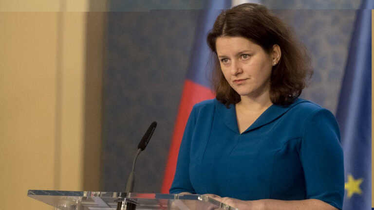 Vláda podle Maláčové posoudí finanční motivaci k dodržování karantény