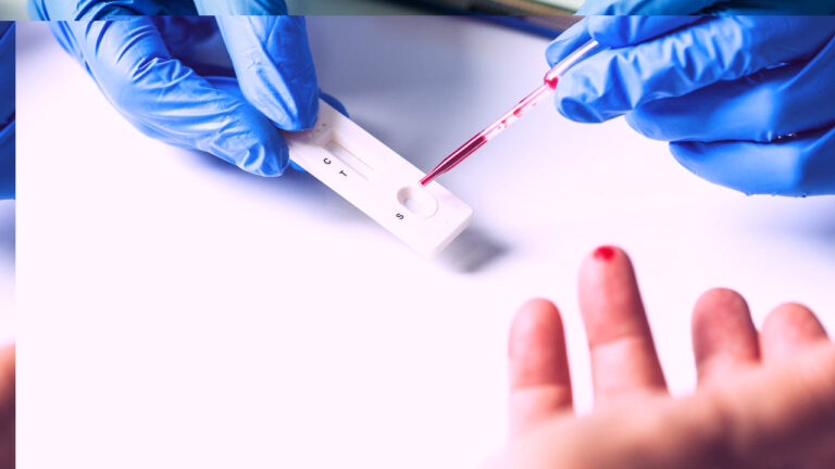 V neděli rostl počet těžkých případů covidu, šíření viru zpomalilo