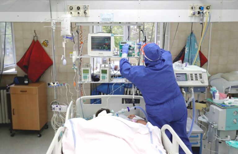 Ve vážném stavu je rekordních 1531 lidí, zemřelých téměř 20.000