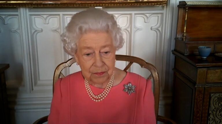 Britská královna: Nebuďte sobečtí, nechte se očkovat proti covidu