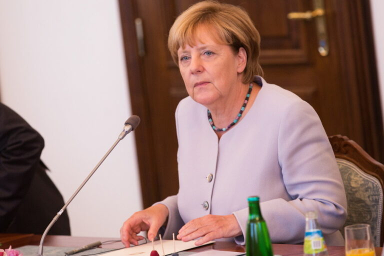 Německo bude jednat o uvolnění restrikcí, Merkelová je proti