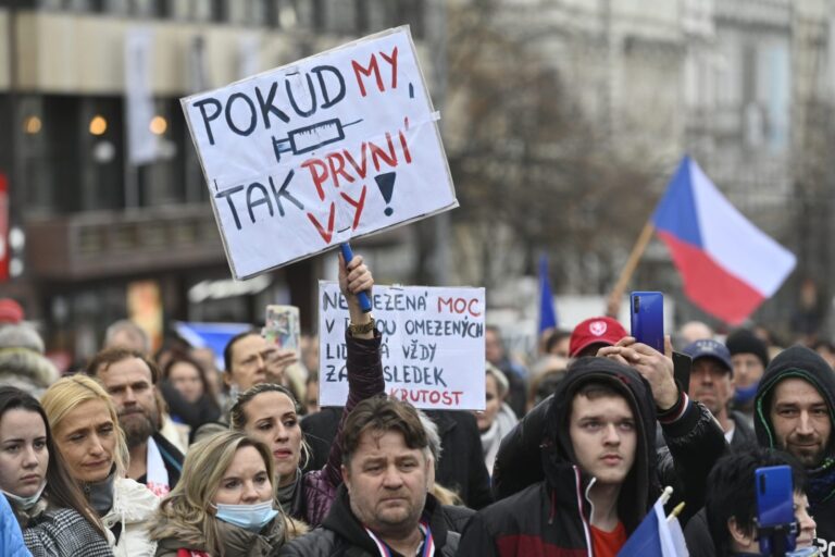 Na Václavském náměstí demonstrovalo proti opatřením asi 300 lidí