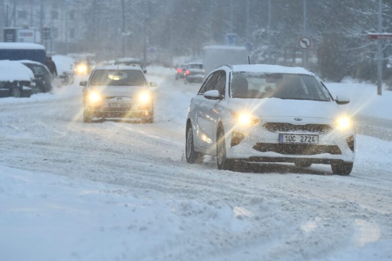 Dopravu v Česku opět komplikují sníh a námraza