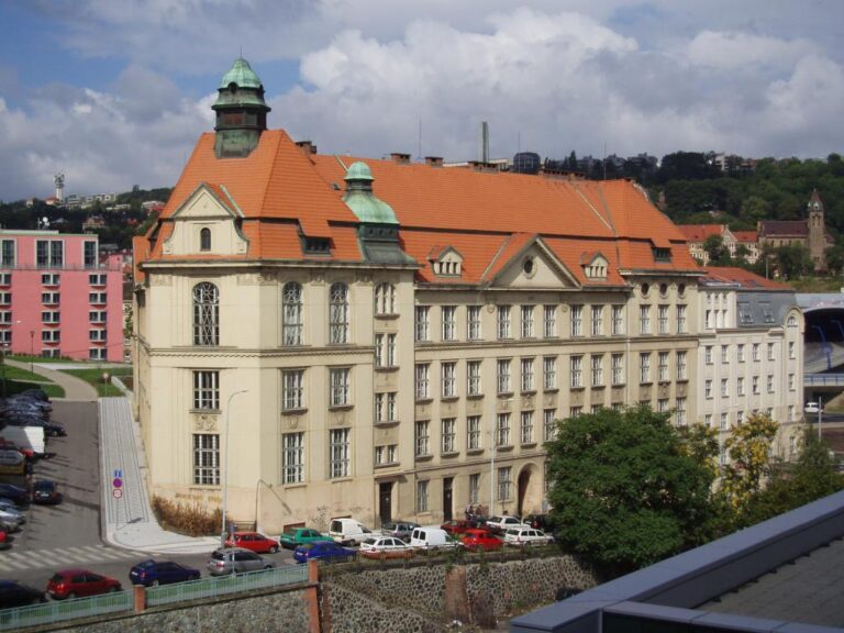 Pražské gymnázium podalo stížnost proti nutnosti obnovit výuku