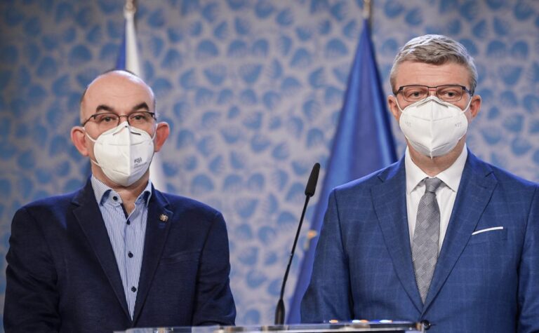 Vláda projedná testování ve firmách i návrat do škol