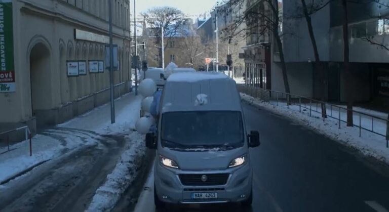 Milion chvilek upozornil masopustní akcí v Praze na kauzy vlády