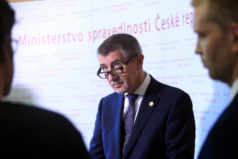 Babiš bude v pátek v Maďarsku jednat o očkování i léku