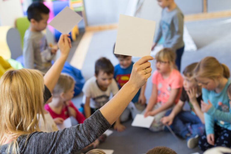 Slovensko od příštího týdne otevře část škol, rozhodla vláda