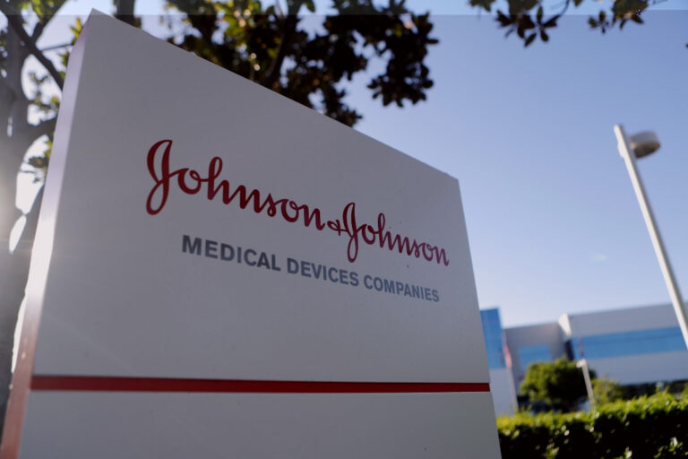 Česko hledá vakcínu ve světě, Brusel zajistí dodávku od firmy Johnson & Johnson namísto ruské Sputnik V