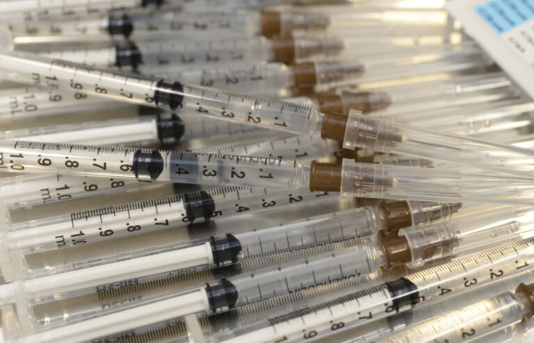 Německý lékař očkuje vlastním preparátem, čelí trestním oznámením