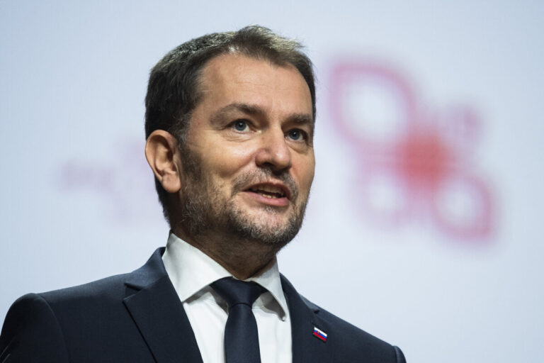 Slovensko prochází vládní krizí kvůli nákupu ruské vakcíny. Za ľudí hrozí odchodem z koalice