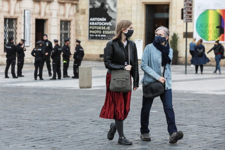 Podle průzkumu epidemie ovlivňuje stále víc lidí, důvěra vládě je nízká