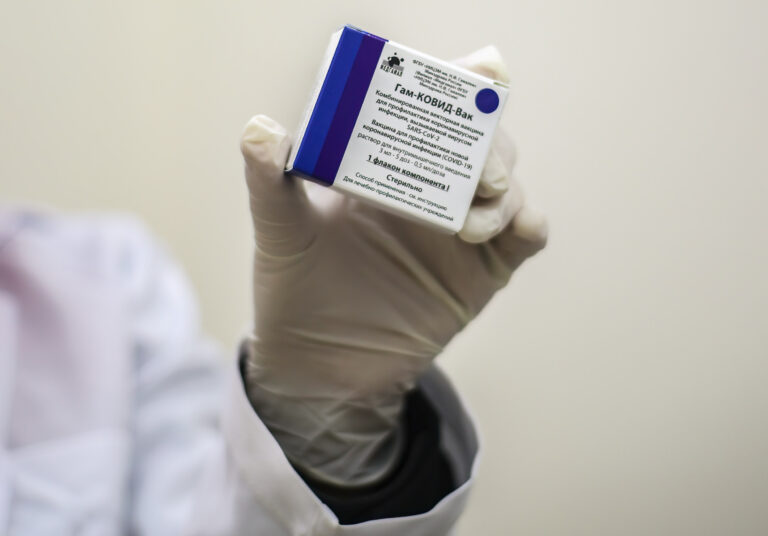 EU varuje před nákupem neschváleného Sputniku V, Babišovi by stačil souhlas českých úřadů