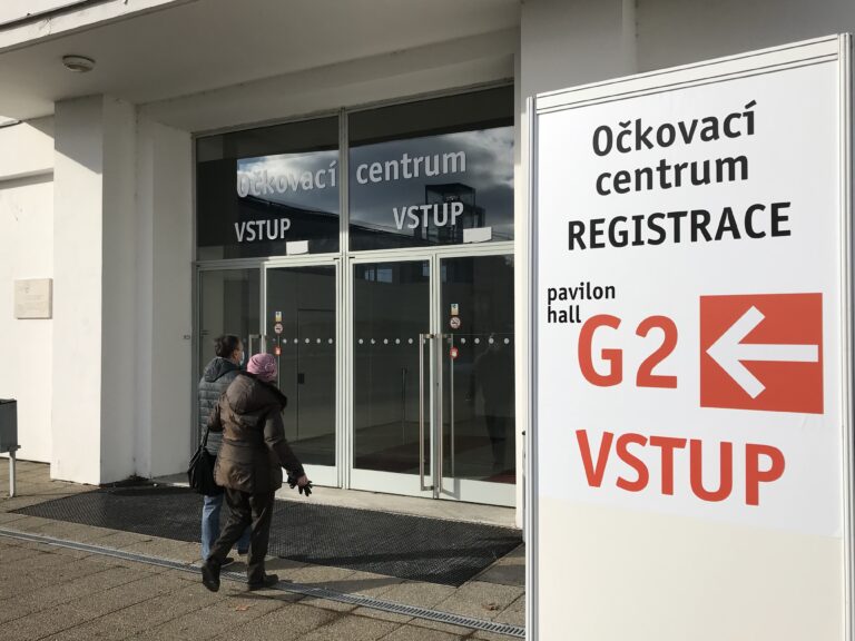 STAN chce, aby vláda představila plán pro příští měsíce očkování