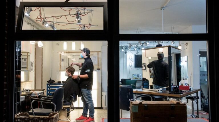 Po více než dvou měsících se v Německu otevřou kadeřnictví