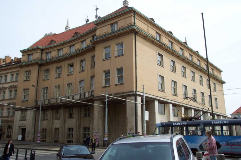 Před ministerstvem zdravotnictví byl nalezen zastřelený 50letý muž