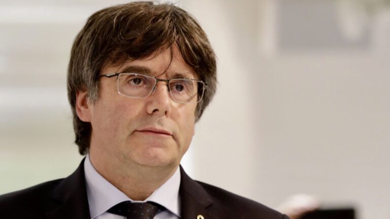 Europoslanci zbavili imunity Puigdemonta a dva další Katalánce