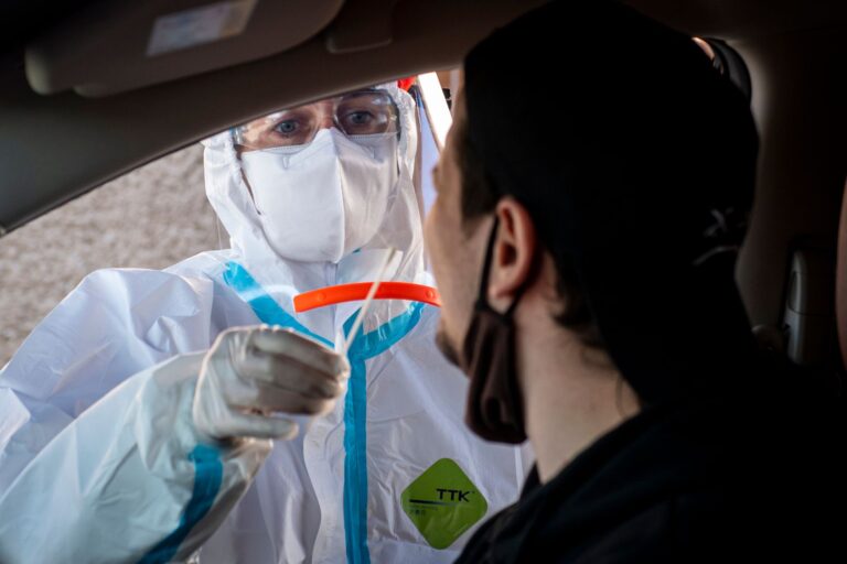 Přírůstek pozitivních testů na covid je nejnižší od půlky září