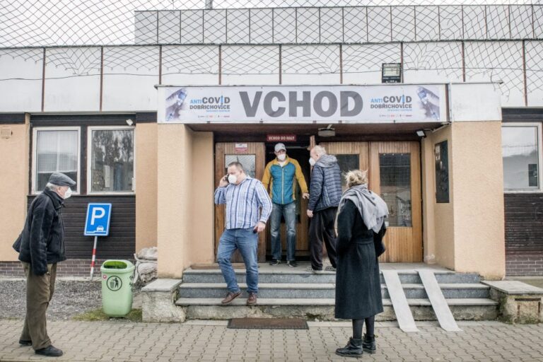 Sokolové sobě. V Dobřichovicích u Prahy vybudovali dobrovolníci bez pomoci státu očkovací centrum